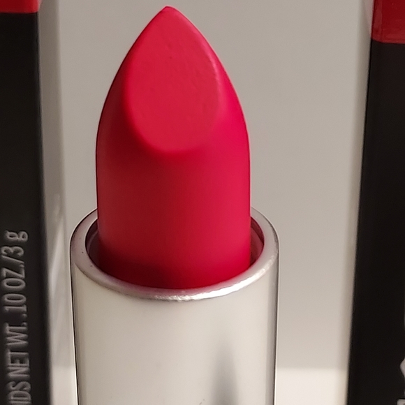 MAC Retro Matte Lipstick *RELENTLESSLY RED* - Picture 3 of 5